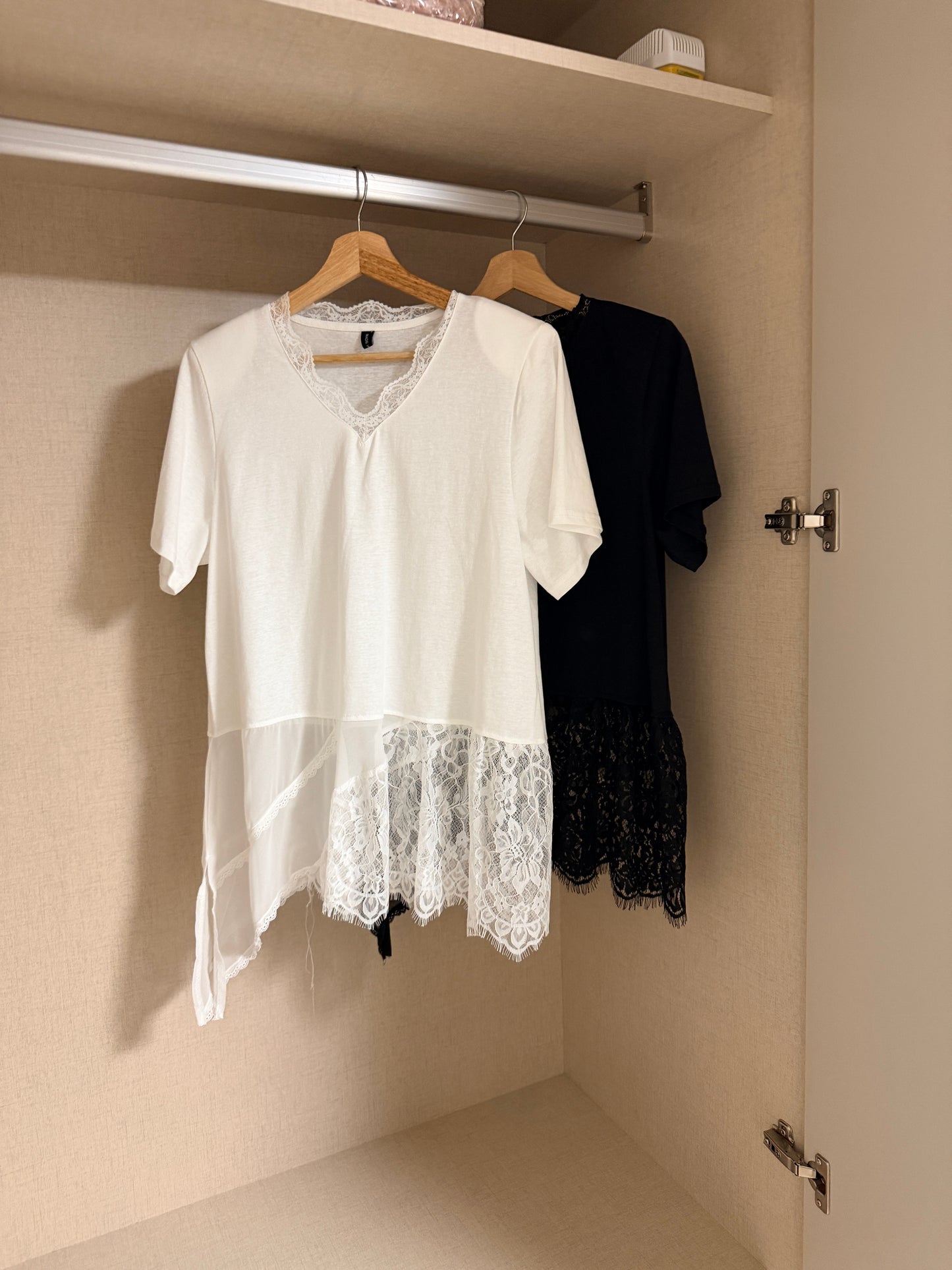 韓國連線🇰🇷Lace Hem Tee￼