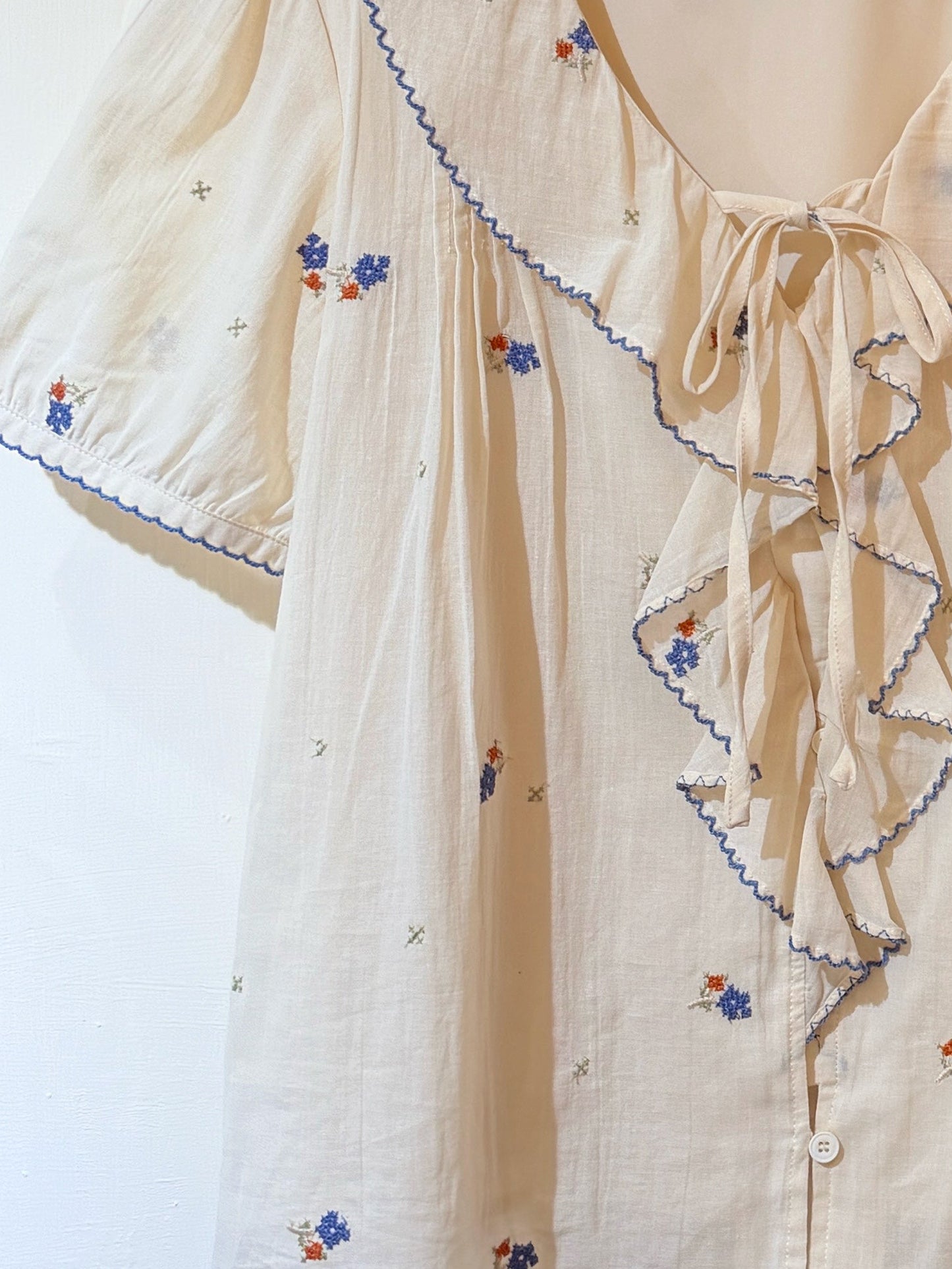 日雜田園・刺繡小花荷葉綁帶棉麻短袖襯衫
