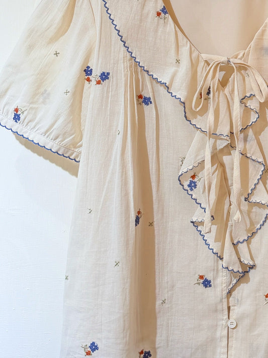 日雜田園・刺繡小花荷葉綁帶棉麻短袖襯衫